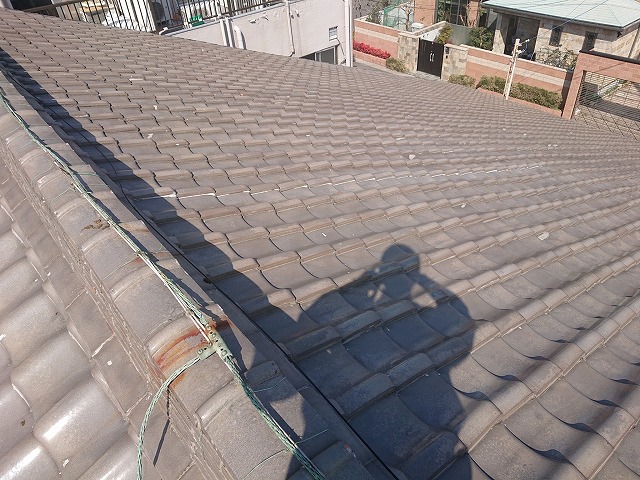 岐阜市で増設された瓦屋根を点検、継ぎ目の段差や隙間を確認しました